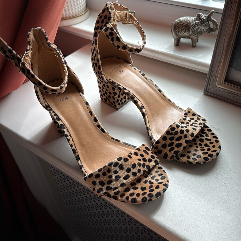 Gap leopard print sandals size 8